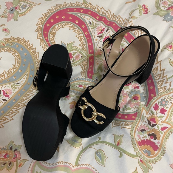 Cute H&M suede chunky heels with brass accent. Size 8/39 new without tags - Picture 3 of 3